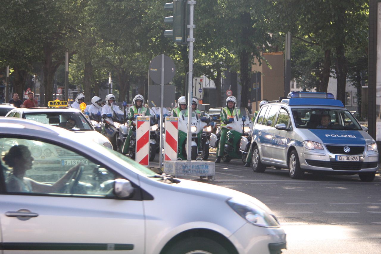 80 euro, czyli 360 zł, i zatrzymanie prawa jazdy na miesiąc za przekroczenie dozwolonej prędkości o ponad 20 km/h to surowa kara