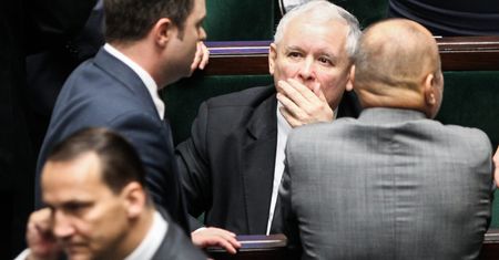Sąd: Kaczyński ma zapłacić Sikorskiemu ponad 700 tys. zł. Na publikację przeprosin