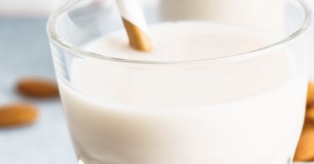 Zastąp nim zwykłe mleko. Kawa będzie lżejsza, a płatki rano smaczniejsze