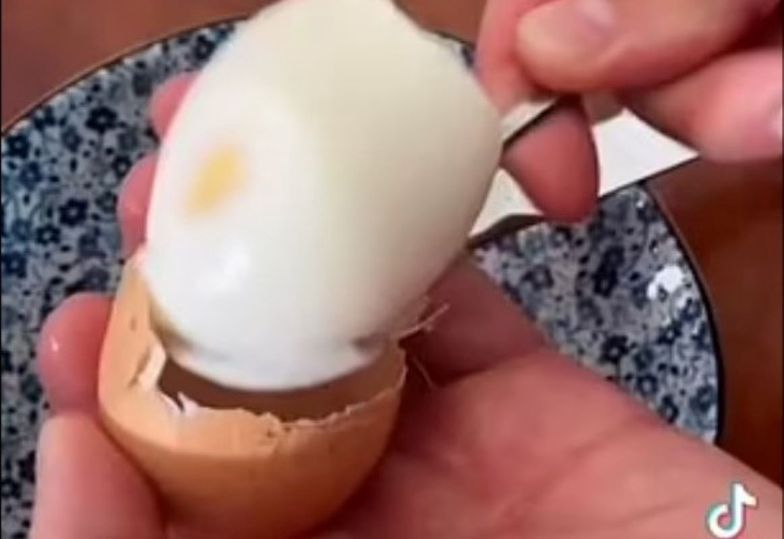 Mało znany trik na obieranie jajek. Tak robią to w Australii