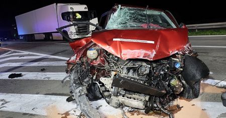 Zasnął za kierownicą na A4. Cztery osoby w szpitalu