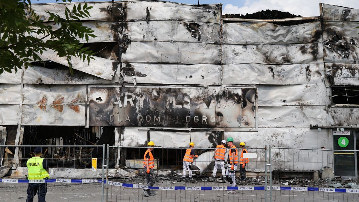 Warszawa, 20.05.2024. Spalona hala targowa przy ulicy Marywilskiej 44 w Warszawie, 20 bm. gdzie odbyła się konferencja radnych Prawa i Sprawiedliwości. (ad) PAP/Paweł Supernak