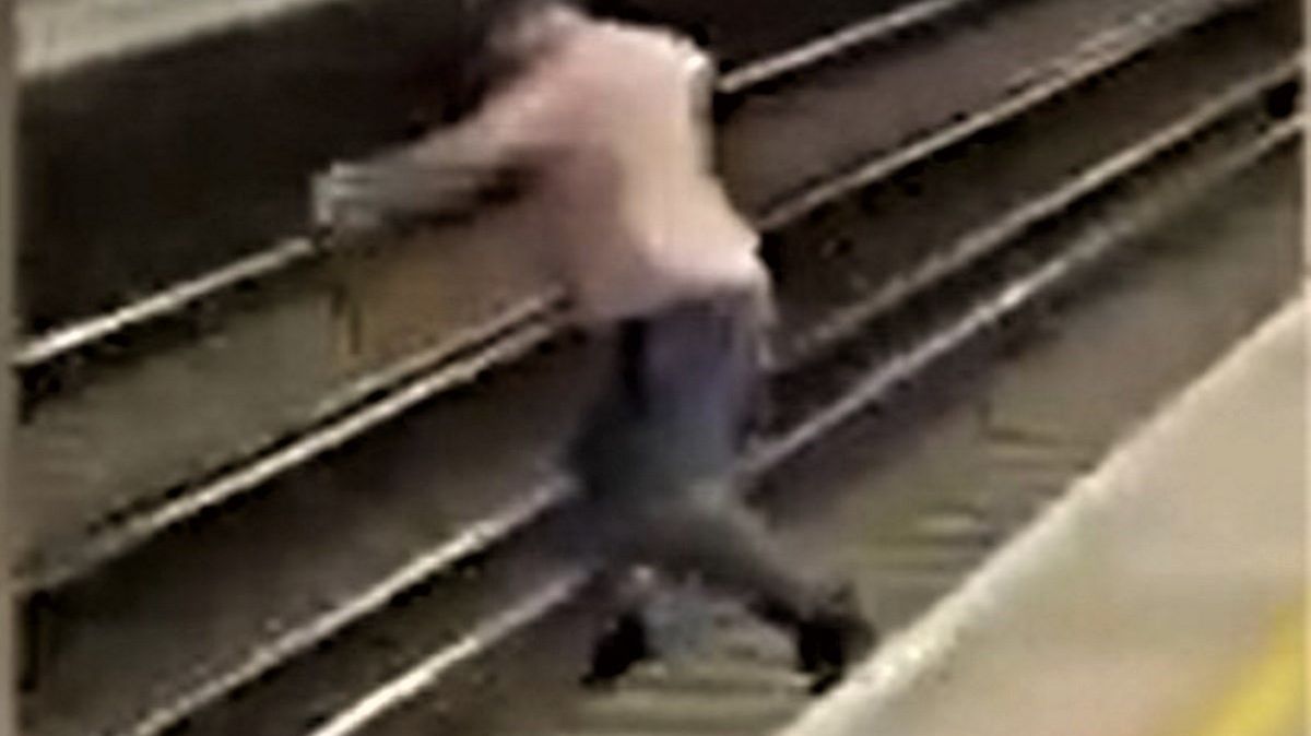 Mężczyzna wskoczył prosto pod pociąg. Świadkowie byli pewni, że nie żyje 