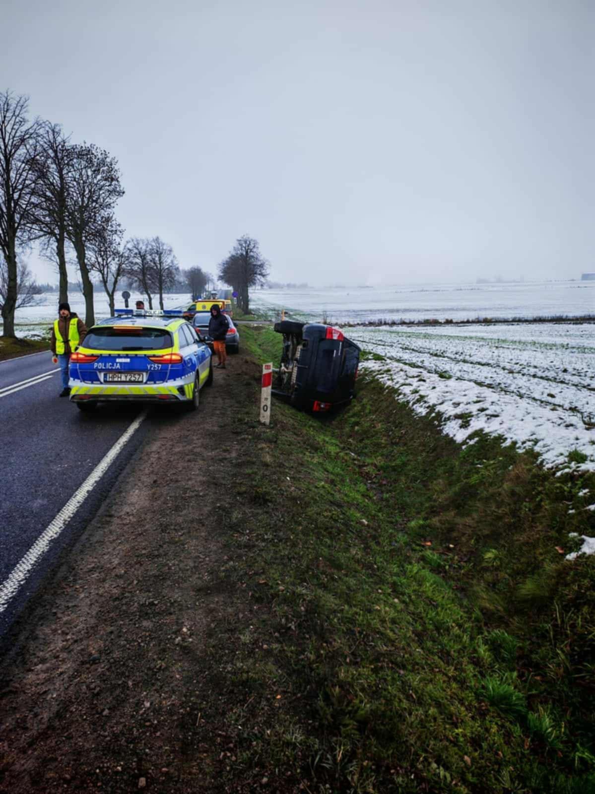 Kierowca zasłabł za kierownicą. Dwa auta w rowie!