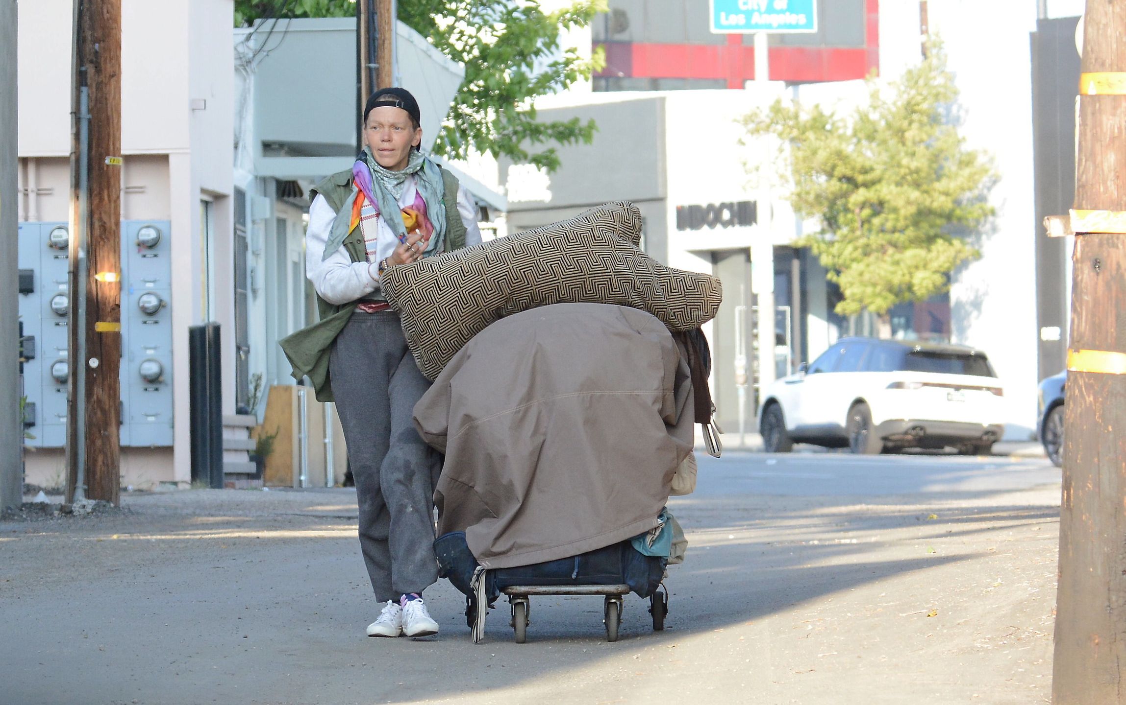 Bezdomna Loni Willison przeszukuje śmietniki w Los Angeles