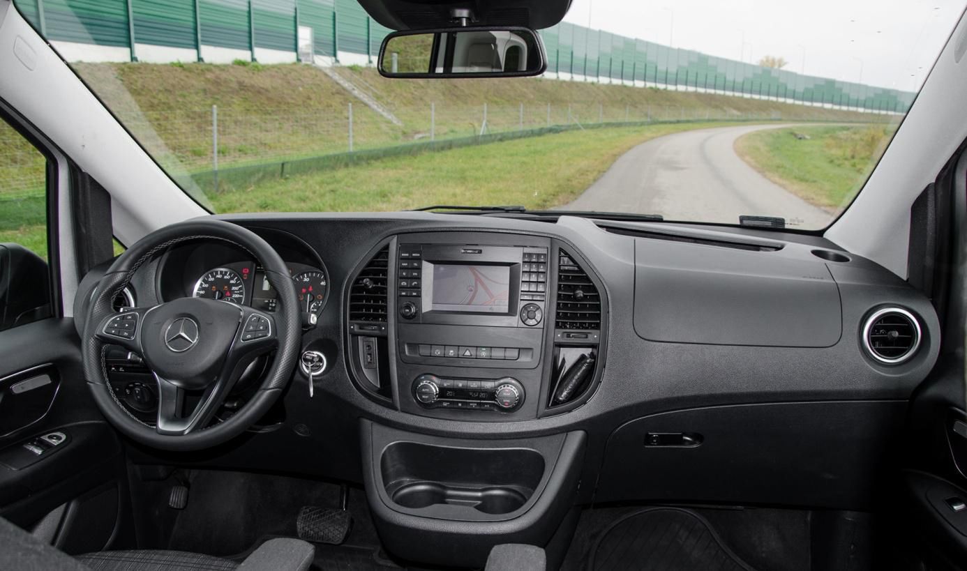 Deska rozdzielcza nie jest tak piękna jak w Klasie V, ale nie można jej odmówić funkcjonalności i ergonomii. Materiały wykończeniowe są dobrej jakości, a kierownica nie odbiega od tego, co Mercedes oferuje w osobowych modelach.