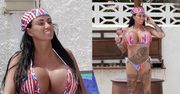 Katie Price świętuje koronację króla Karola III w "brytyjskim" stroju kąpielowym. Monstrualny biust zniekształcił flagi... (ZDJĘCIA)