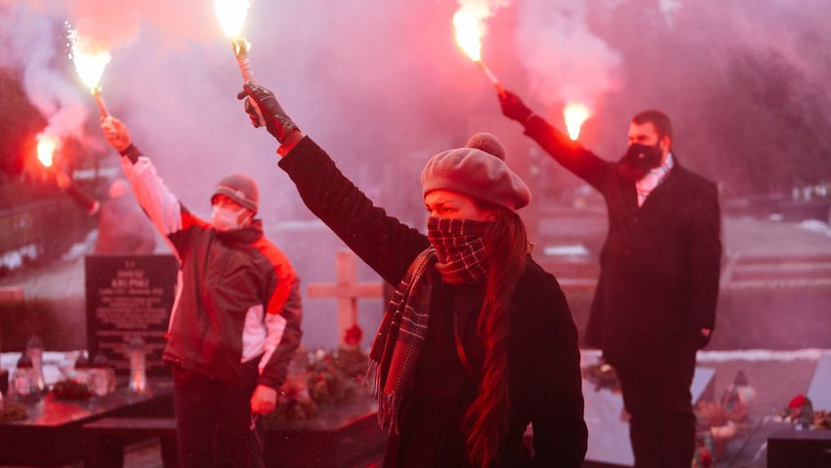 Warszawa. Racami rodzina i przyjaciele pożegnali bohatera, opozycjonistę, działacza "S" i więźnia czasów stalinowskich (PAP)