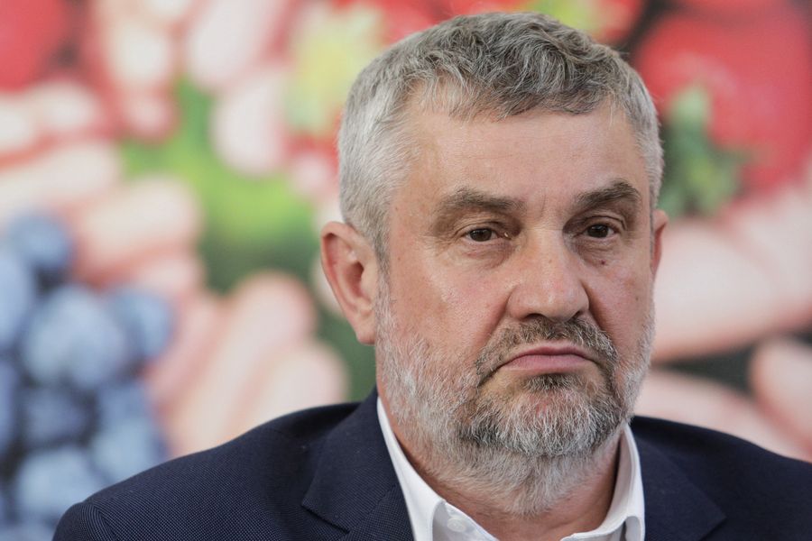 Jan Krzysztof Ardanowski miał wydać decyzję niosącą śmiertelne niebezpieczeństwo dla owadów zapylających.