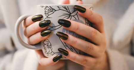 Najgorsze trendy w manicure 2020. Tych zdobień paznokci lepiej unikać