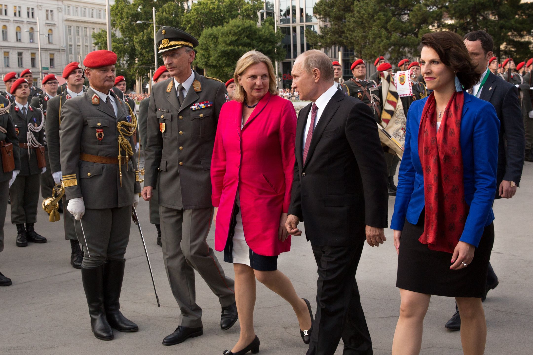 Karin Kneissl (w środku) nie chce rozstać się z prezentem od Putina 