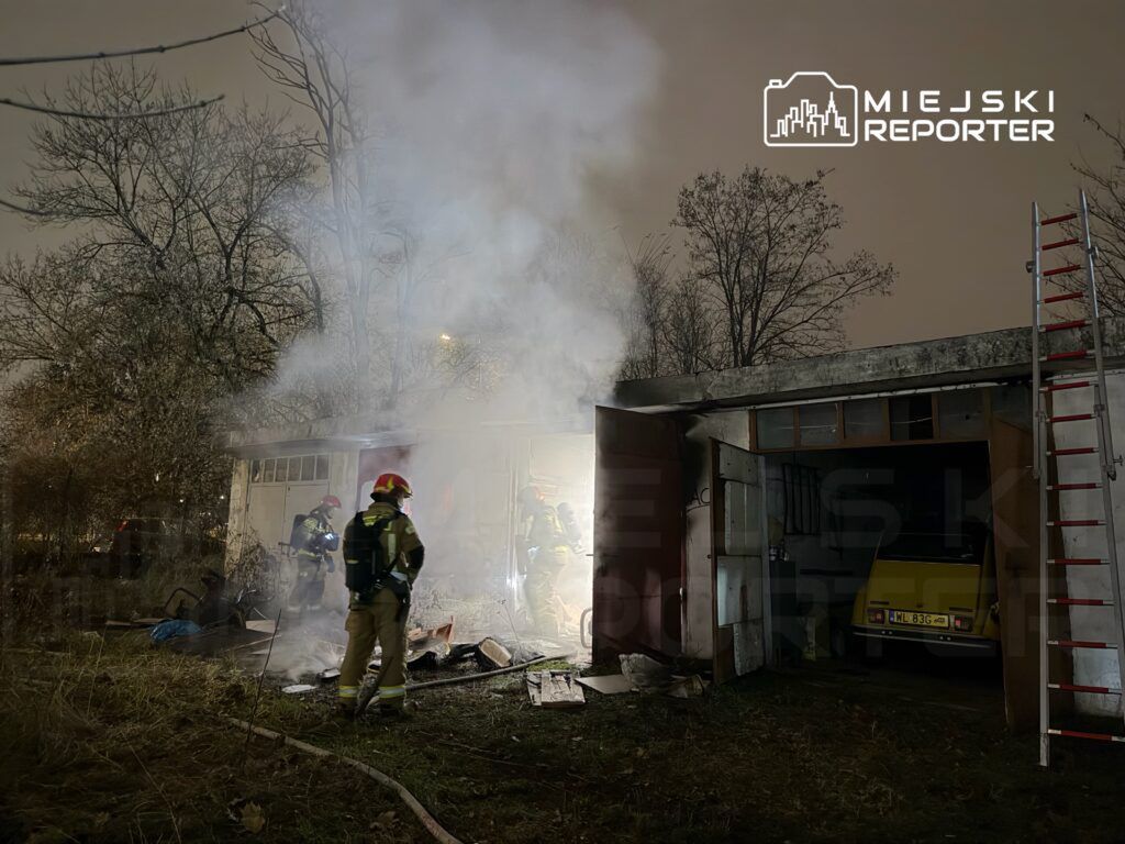 Warszawa: Nocny pożar garażu na Białołęce. Obok stał zabytkowy Citroen