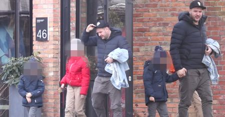 Skwaszony Tomasz Karolak na rodzinnym obiedzie z dziećmi