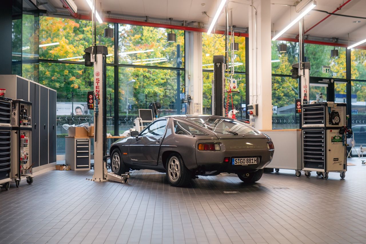 Warsztat przy muzeum Porsche w Zuffenhausen