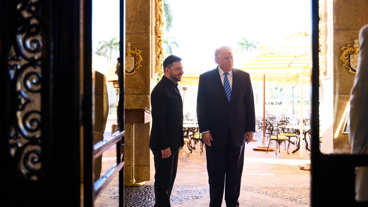 U.S. President Trump - Ukrainian President Zelenskyy meeting in Florida
FLORIDA, UNITED STATES - DECEMBER 28: (----EDITORIAL USE ONLY - MANDATORY CREDIT - UKRAINIAN PRESIDENCY/HANDOUT' - NO MARKETING NO ADVERTISING CAMPAIGNS - DISTRIBUTED AS A SERVICE TO CLIENTS----) U.S. President Donald Trump (R) welcomes President of Ukraine Volodymyr Zelenskyy (L) at his Mar-a-Lago residence for a meeting and closed-door lunch afterwards in Florida, United States on December 28, 2025. (Photo by Ukranian Presidency / Handout/Anadolu via Getty Images)
Anadolu
leaders, america, official, meet, meets, ukrainian presidency, american leader, world leaders, ukrainian leader, us leader