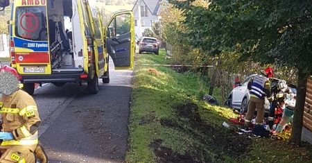 Śląskie. Zmarła dziewczynka potrącona w Gilowicach. W wypadku zginęła jej mama