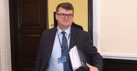 Szybki awans żony ministra. Z eksperta na dyrektora w GIS