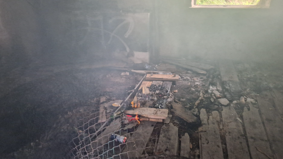 Nieodpowiedzialni turyści rozpalili ognisko w nieczynnej stacji na Nosalu. Strażacy musieli wspiąć się na szczyt.