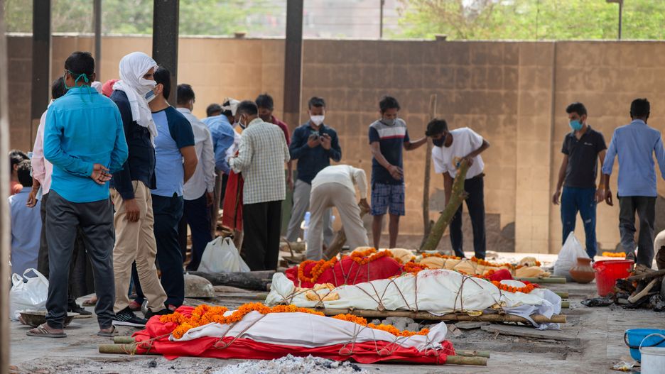 NEW DELHI, INDIA - 2021/05/03: EDITORS NOTE (Image depicts death)Several funeral pyres of people who died of Covid-19 seen during a Mass cremation at Ghaziapur Municipal crematorium.Mass cremations in New Delhi, capital of India faces deluge of COVID-19 deaths, in the last 24 hours India has officially recorded 3417 covid-19 deaths. (Photo by Pradeep Gaur/SOPA Images/LightRocket via Getty Images)