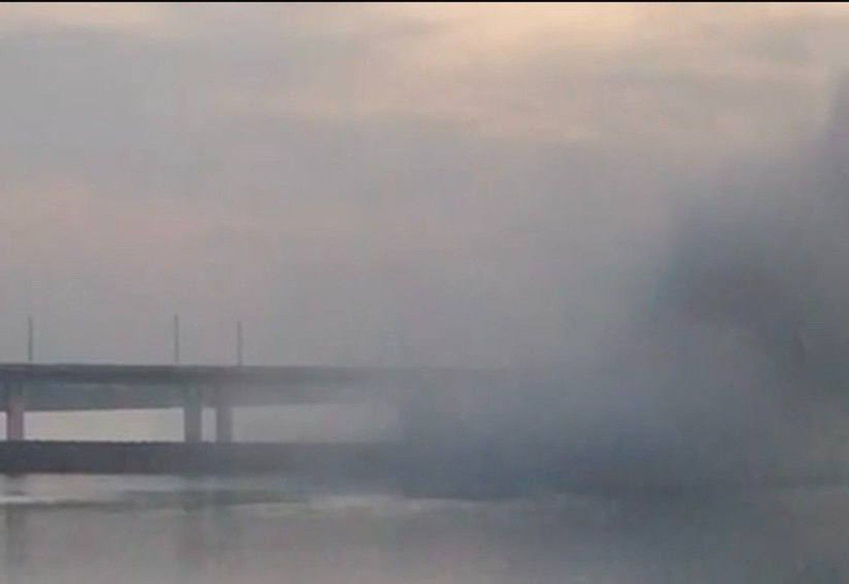 Dym spowija Most Antonowski w Chersoniu