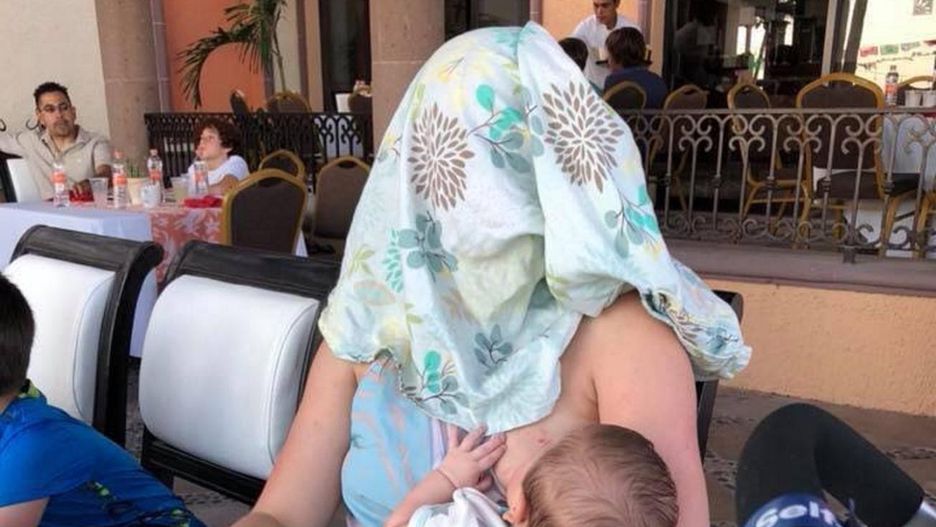 Chciał, żeby się zakryła podczas karmienia piersią. Jej zachowanie rozbawiło wszystkich gości