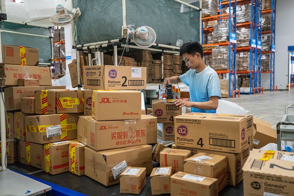 Chiny zalewają Europę paczkami. Bruksela mówi: dość. Jest decyzja