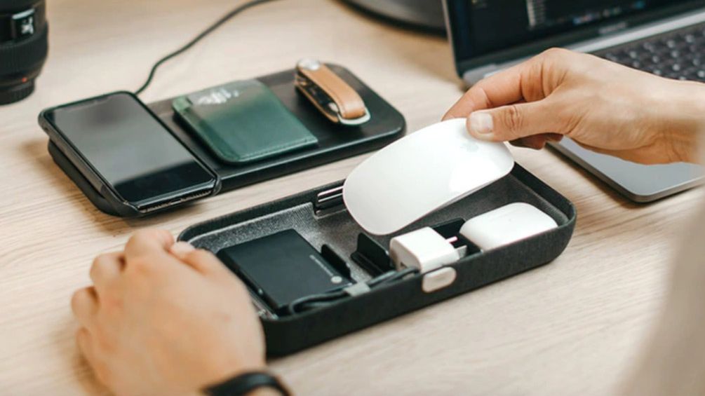 Organizer na miarę 2020 roku. Orbitkey Nest to etui na gadżety z ładowaniem indukcyjnym 1
