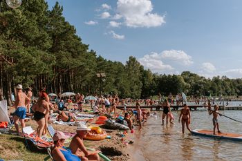 Spędź upalne dni nad jeziorem! Odkryj idealne miejsce na wypad