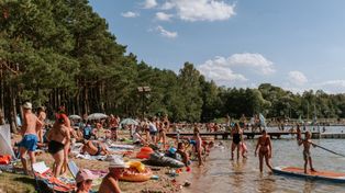 Spędź upalne dni nad jeziorem! Odkryj idealne miejsce na wypad