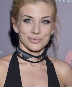 Izabella Łukomska-Pyżalska tańczy na rurze w kusym stroju. Ma 43 lata i 6 dzieci