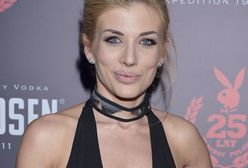 Izabella Łukomska-Pyżalska tańczy na rurze w kusym stroju. Ma 43 lata i 6 dzieci