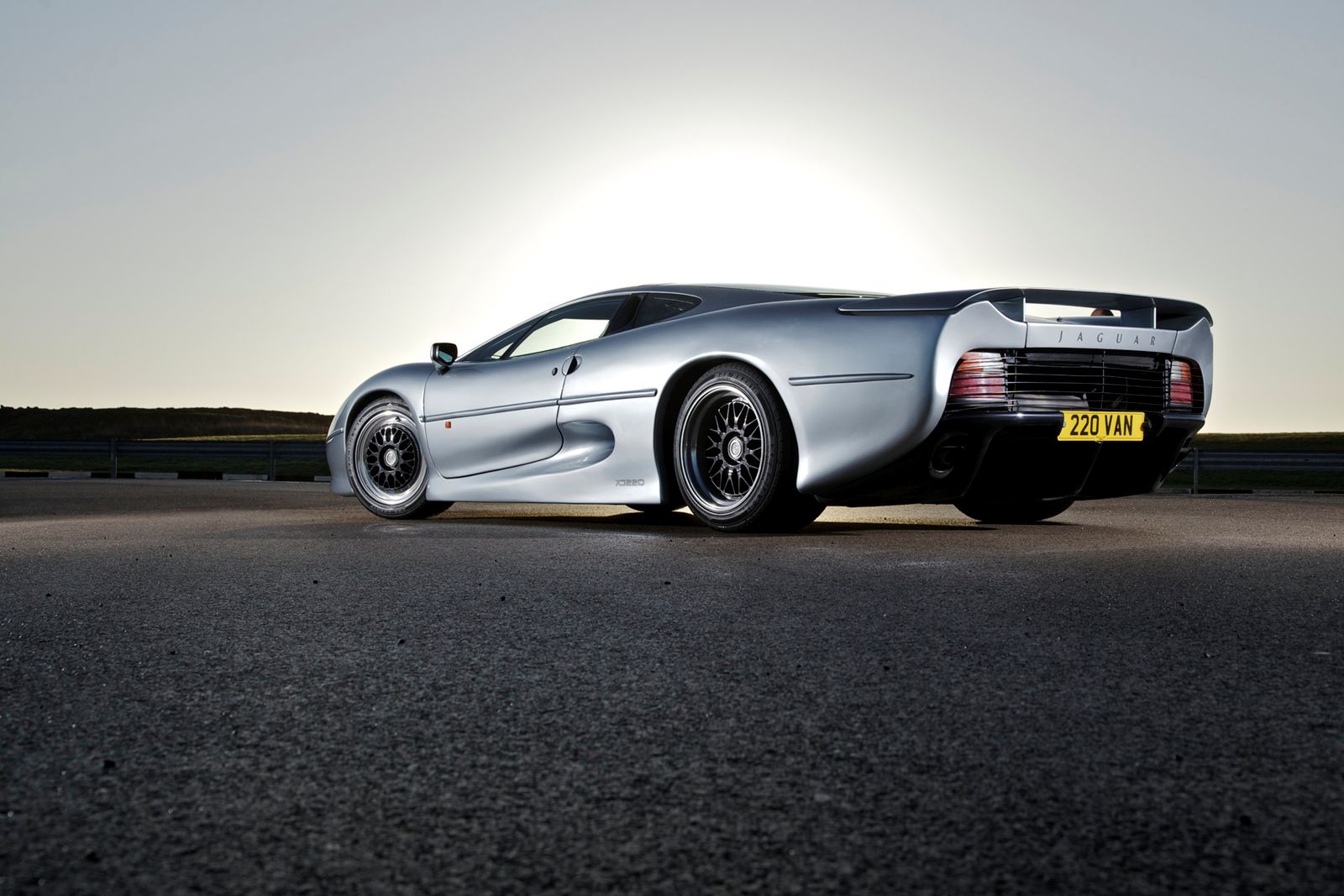 Legenda lat 90.: Jaguar XJ220 [galeria zdjęć] 2