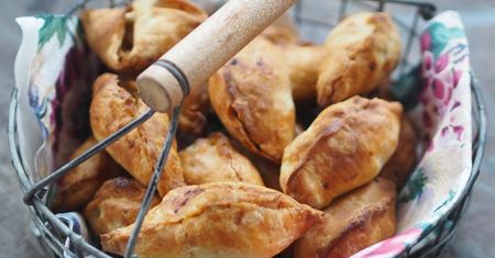 Tradycyjne szczodraki. Pieczone pierożki z wyśmienitym farszem