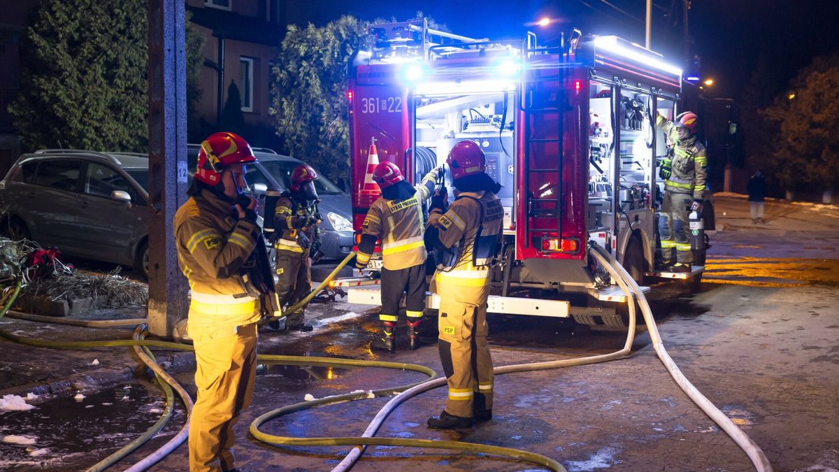 Po?ar domu jednorodzinnego22/23.02.2025  Lomza pozar domu jednorodzinnego z zabudowie szeregowej . Wlasciciel trudnil sie zbieractwem i cala dzialka i dom wypelniona zebranymi przedmiotami. Jeden strazak odniosl rany ludzi ewakuowano   fot Marek Maliszewski/REPORTERMarek Maliszewski/REPORTER