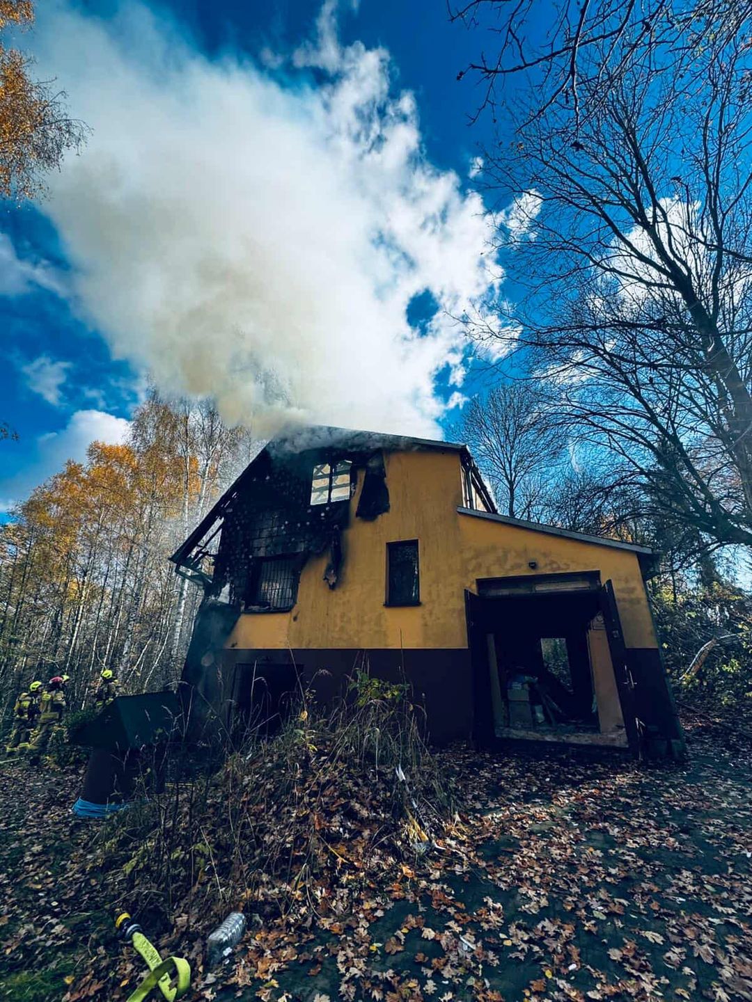 Pożar domu w Motyczu. Z żywiołem walczyło 10 zastępów strażaków, spłonęły zwierzęta