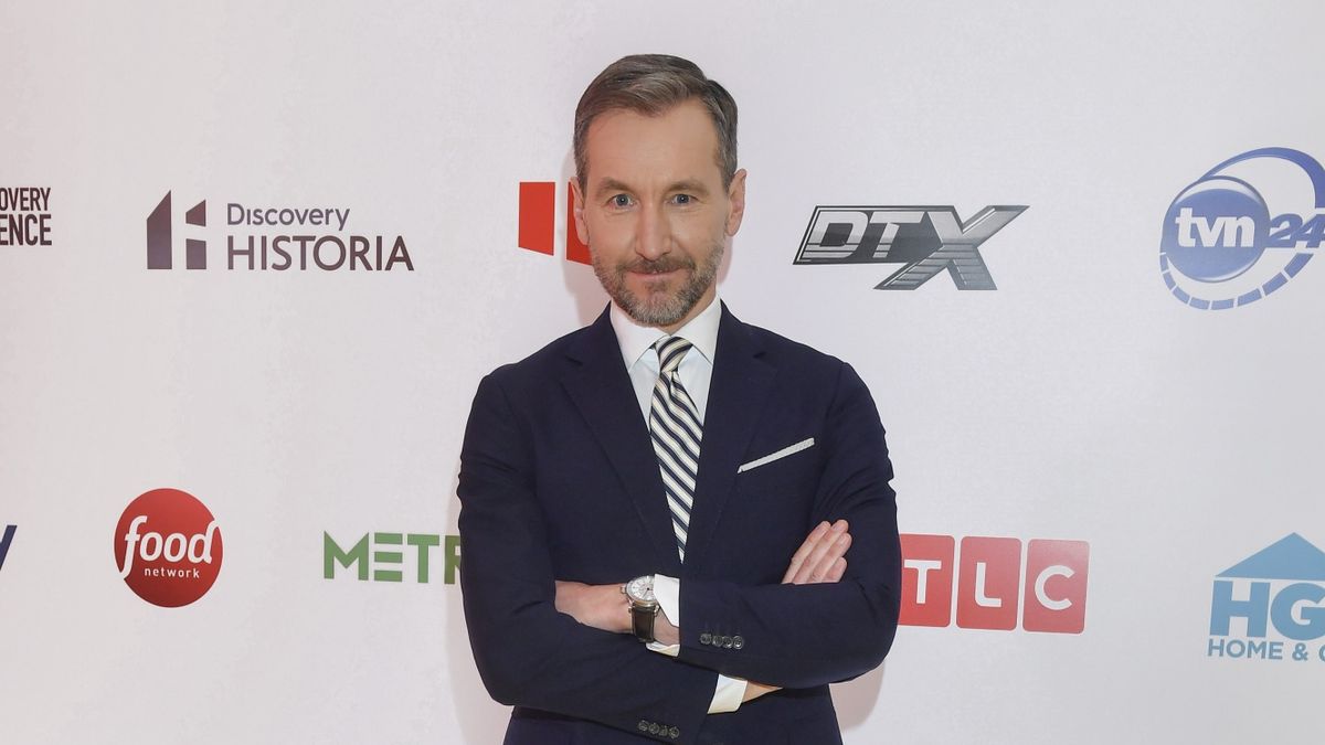 broda, luty 2021, oczy niebieskie, Wiosenna ramówka TVN, zarost, zarost siwy, garnitur, garnitur granatowy