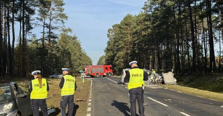Wypadek na trasie Stobno – Piła. Trzy osoby w szpitalu, kierowca Audi w stanie krytycznym