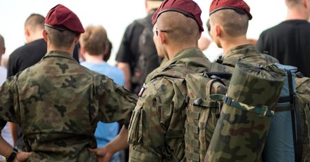 Płacą 6 tys. zł za 27 dni. Tysiące chętnych. MON komentuje