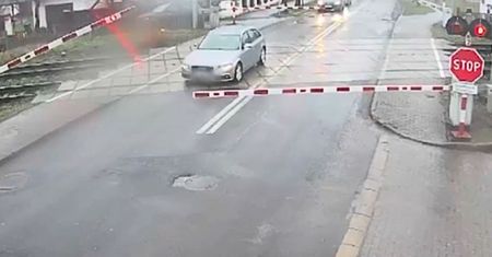 Utknął na przejeździe kolejowym. Wjechał tuż przed pociągiem