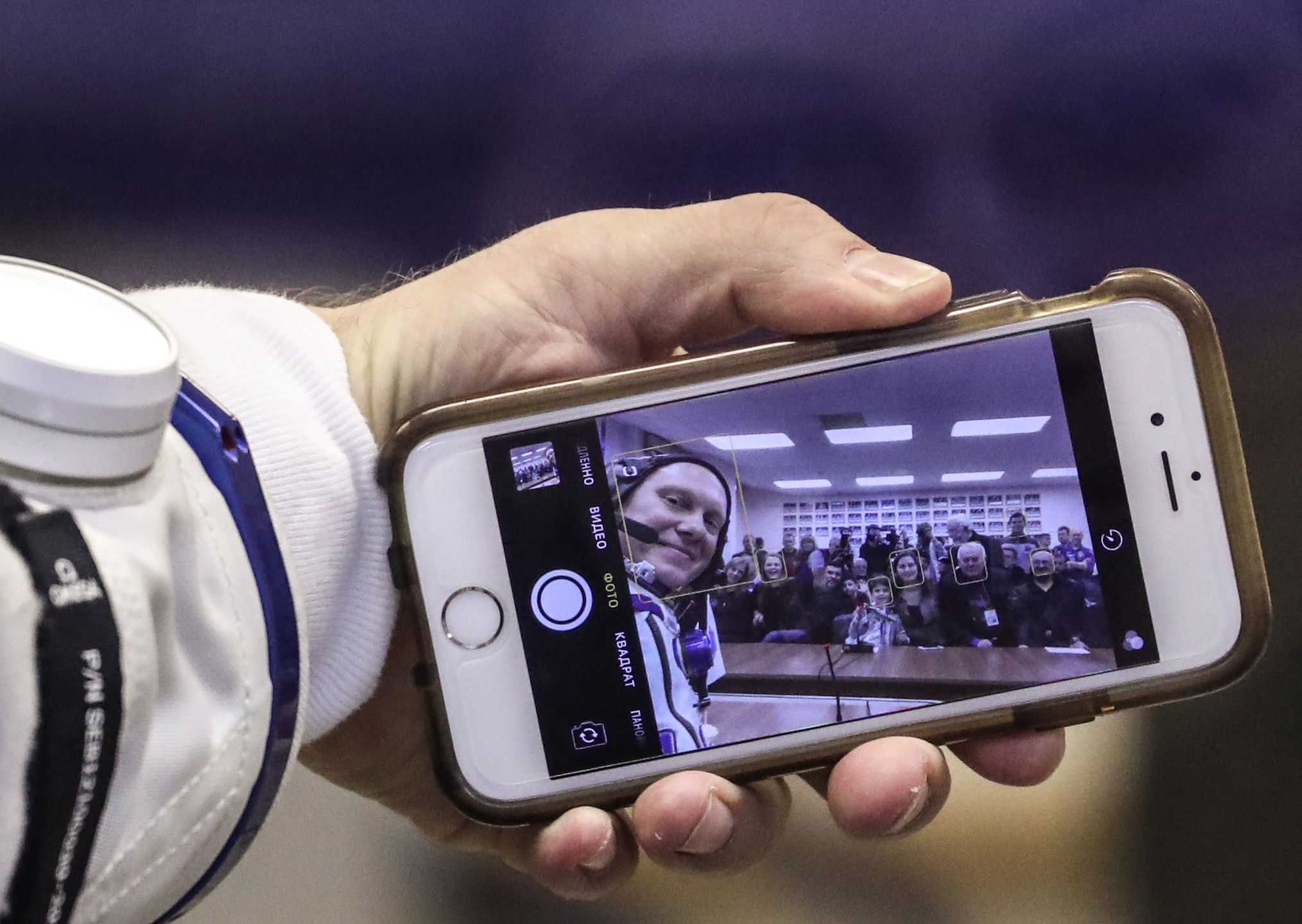 Oleg Artiemjew robiący selfie przed startem Sojuza MS-08.