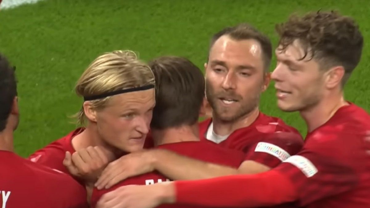 Piłkarze z Danii cieszą się ze strzelenia gola