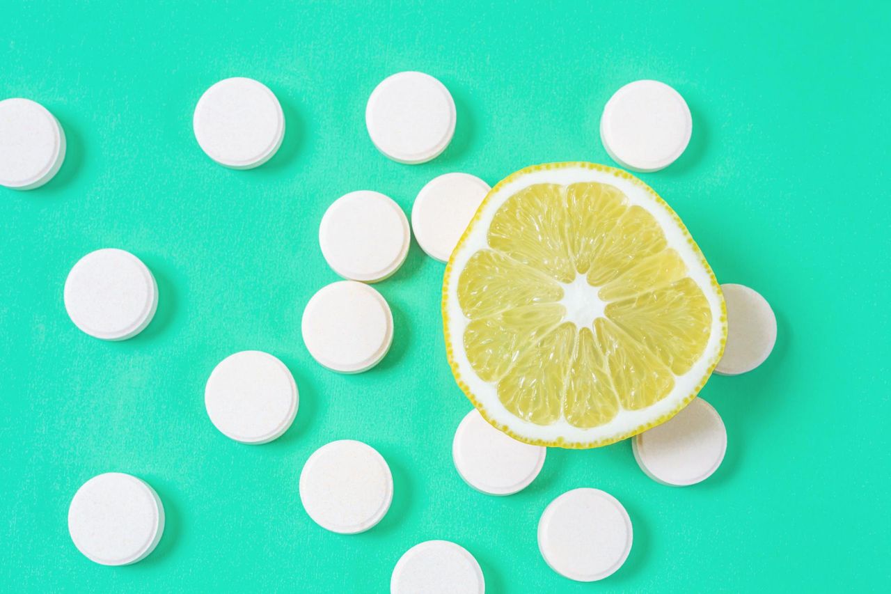 Nadmiar witaminy C - przyczyny, objawy, skutki, leczenie