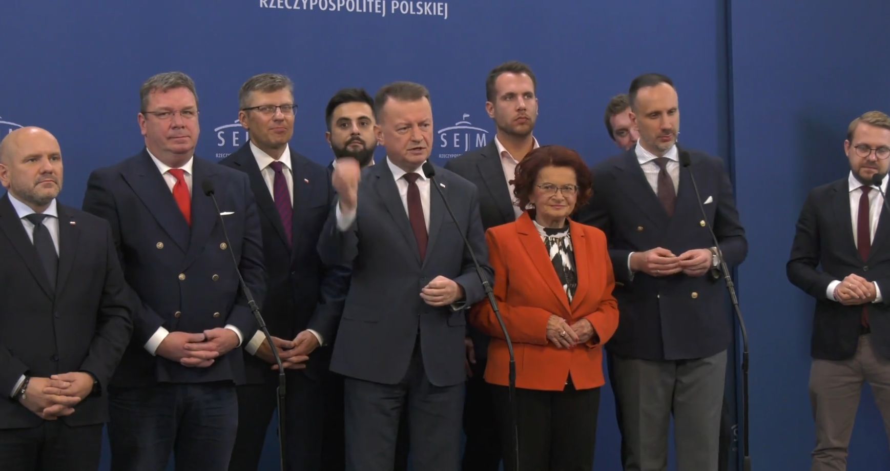 wiadomości,aktualności,WP Wiadomości Skoczyli sobie do oczu na konferencji. Musiał uspokajać Błaszczak