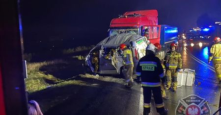 Bus zderzył się z ciężarówką. Zginęły trzy osoby