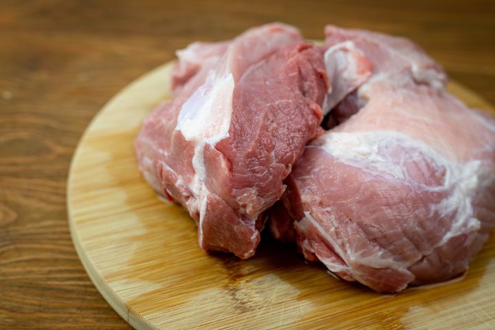 Łopatka wieprzowa to mięso pozyskiwane z tuszy wieprzowej.