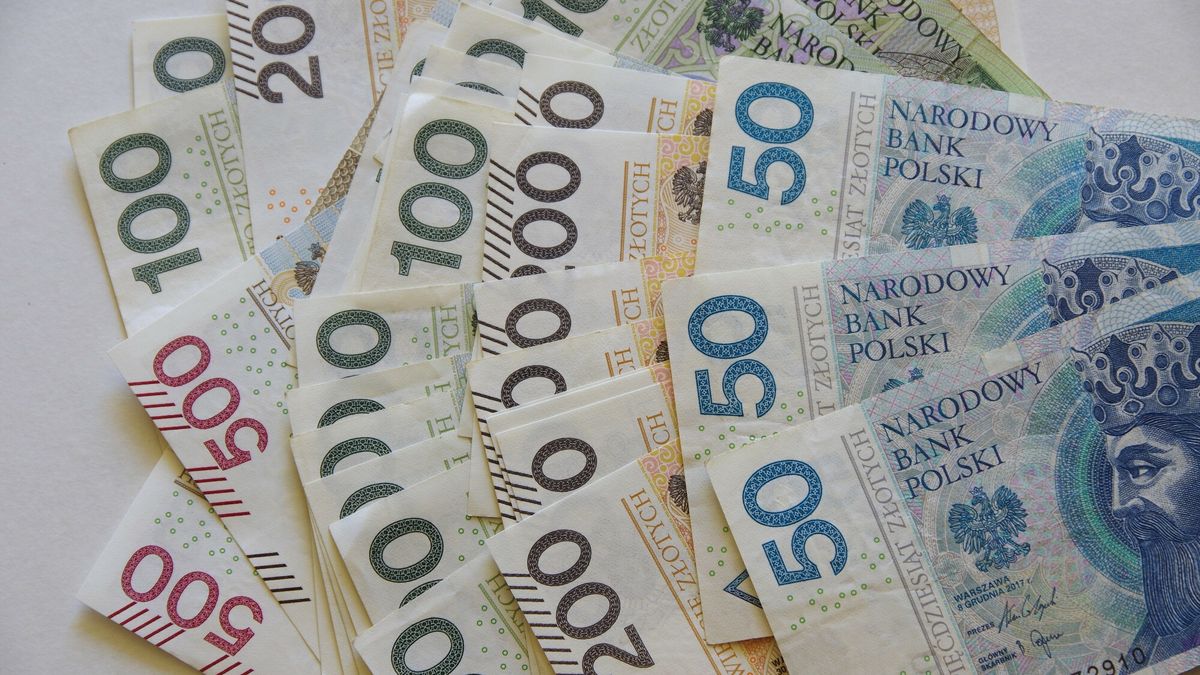 W nowy rok seniorzy wchodzą z szansą na wystrzałową, marcową waloryzację emerytur - informuje "Super Express" 