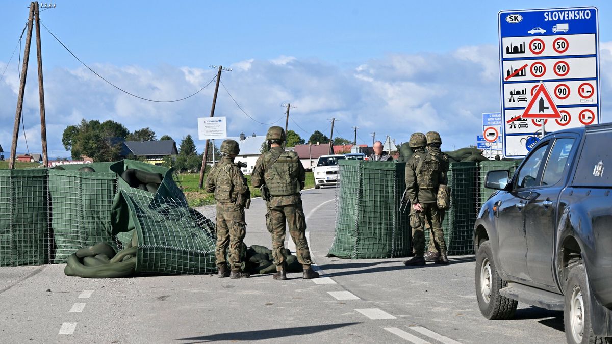 Tymczasowo przywrócono punkty kontrolne na granicy ze Slowacją na kierunku wjazdowym do Polski. Na zdjęciu przejście graniczne Chocholow - Sucha Hora.
