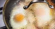 Znalazłam sposób na idealne jajka sadzone. Białka szybko się ścinają, a żółtko pozostaje płynne