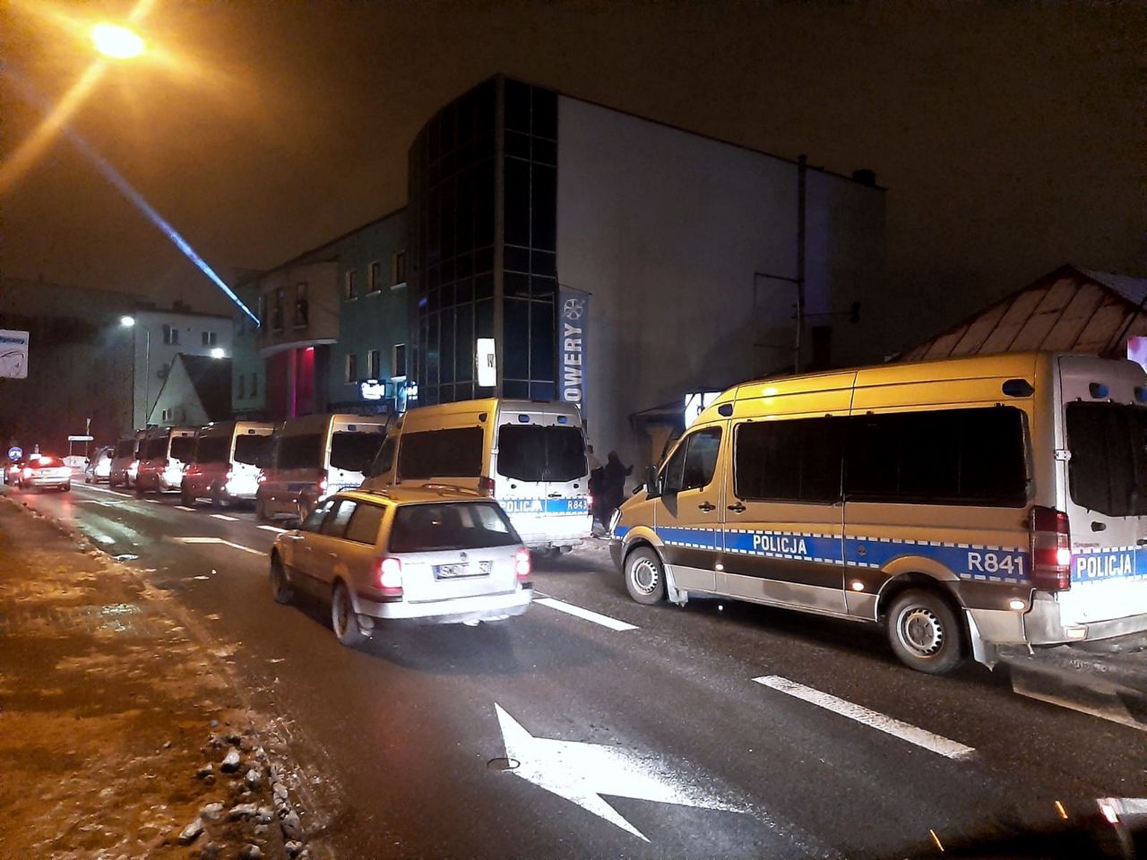 Rybnik. Protest po interwencji policji w otwartym mimo restrykcji klubie