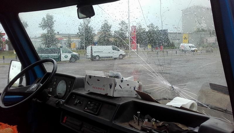 Podtruwał się spalinami podczas jazdy. Zatrzymano go z innego powodu